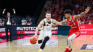 Bamberg Baskets - Basketball Löwen Braunschweig Ferdinand Zylka (weißes Trikot, gegen den Ex-Bamberger Kapitän Ibi Watson) galt als heißer Wechselkandidat für die Bamberg Baskets.