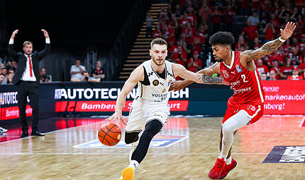 Bamberg Baskets - Basketball Löwen Braunschweig Ferdinand Zylka (weißes Trikot, gegen den Ex-Bamberger Kapitän Ibi Watson) galt als heißer Wechselkandidat für die Bamberg Baskets.