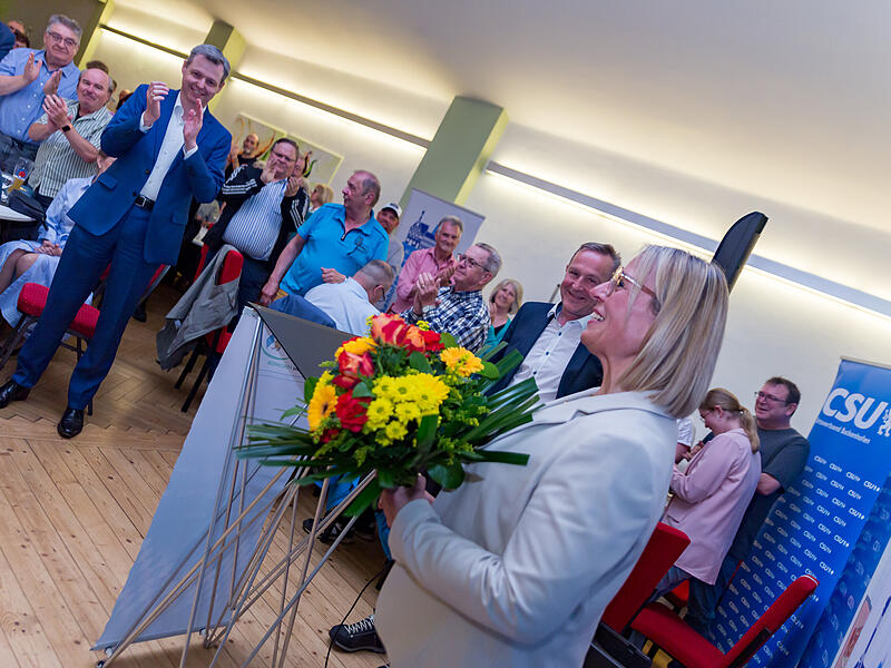 Die Gratulanten stehen Schlange - mit 98,4 Prozent haben die Delegierten Hebendanz gew&auml;hlt.