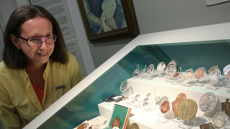 Stadtarchivarin und Museumsleiterin Adelheid Waschka wurde für ihre Forschungen und Publikationen über den Rechenmeister vom Adam-Ries-Bund Annaberg-Buchholz mit dem Adam-Ries-Sonderpreis 2021 ausgezeichnet. Das Bild zeigt sie mit der Staffelsteiner Adam-Ries(e)-Münzen- und Medaillensammlung.