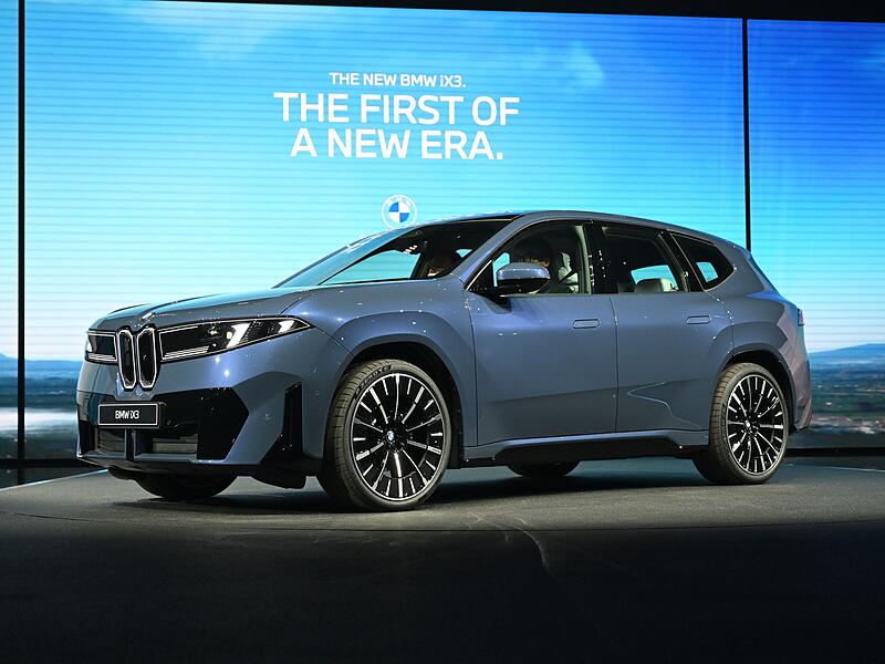 BMW iX3 steht bei der Premiere vor Beginn der IAA auf der Bühne