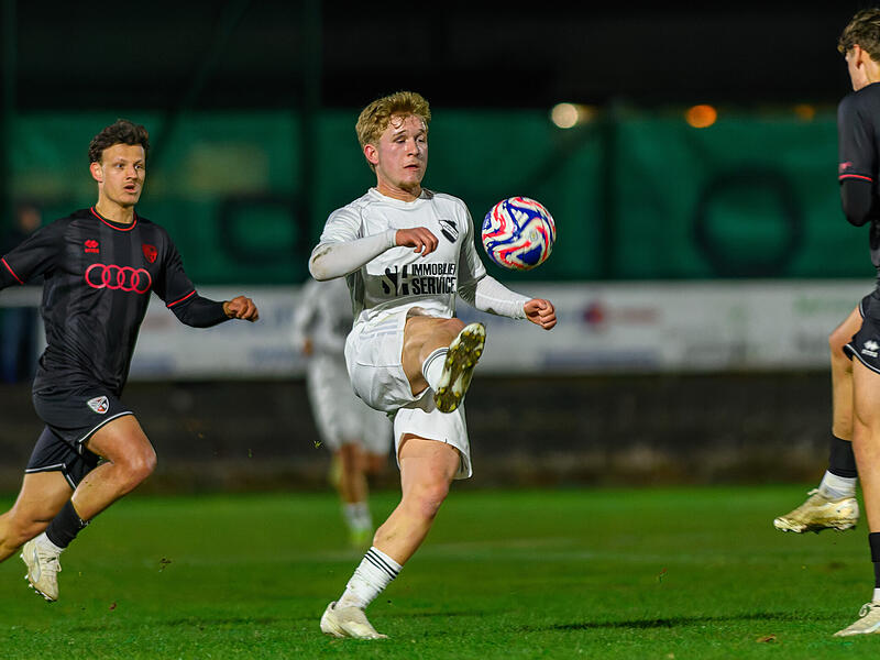 Der ehemalige Fürther Jugend-Bundesligaspieler Jonas Valentin (Mitte), der aktuell mit dem ATSV Erlangen gegen den Bayernliga-Abstieg kämpft, steht im Fokus des TSV Neudrossenfeld. Der ehemalige Fürther Jugend-Bundesligaspieler Jonas Valentin (Mitte), der aktuell mit dem ATSV Erlangen gegen den Bayernliga-Abstieg kämpft, steht im Fokus des TSV Neudrossenfeld.