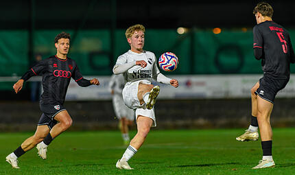Der ehemalige F&uuml;rther Jugend-Bundesligaspieler Jonas Valentin (Mitte), der aktuell mit dem ATSV Erlangen gegen den Bayernliga-Abstieg k&auml;mpft, steht im Fokus des TSV Neudrossenfeld.