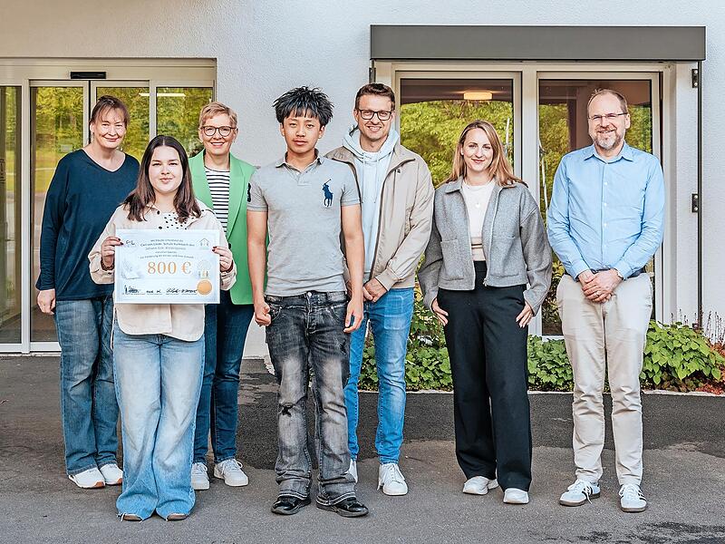 Die Sch&uuml;ler und Lehrkr&auml;fte sowie die Verantwortlichen der DIE KITA.