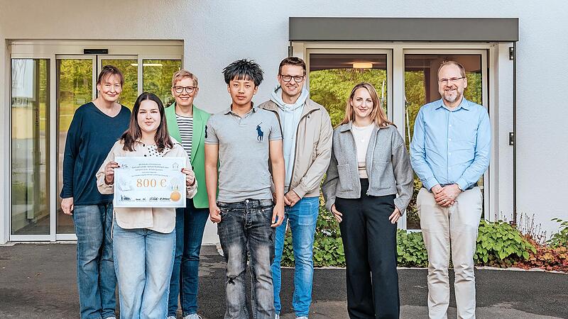 Die Sch&uuml;ler und Lehrkr&auml;fte sowie die Verantwortlichen der DIE KITA.