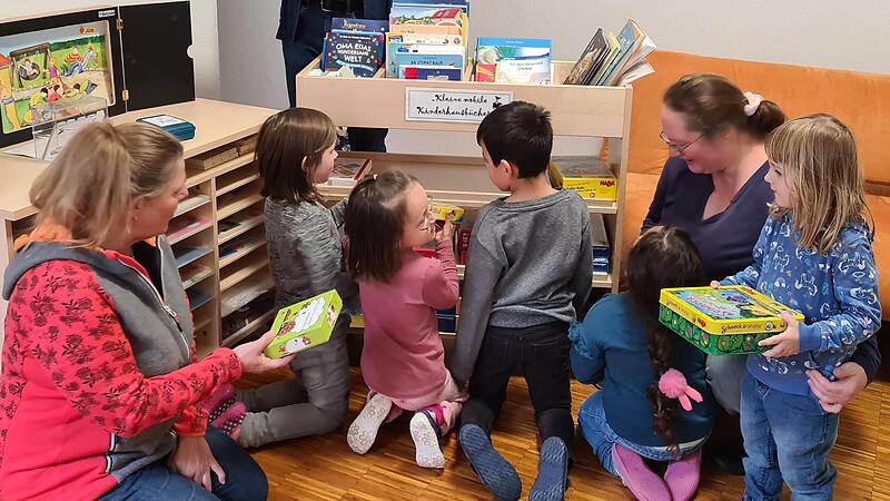 Die Bücherstube im Kinderhaus Verklärung Christi in Forchheim konnte aus Fördermitteln aus dem Programm Sprach-Kita entstehen, erklären Kerstin Neubauer (l.) und Andrea Saffer (r.).Forchheim & Fränkische Schweiz Die Bücherstube im Kinderhaus Verklärung Christi in Forchheim konnte aus Fördermitteln aus dem Programm Sprach-Kita entstehen, erklären Kerstin Neubauer (l.) und Andrea Saffer (r.).Forchheim & Fränkische Schweiz