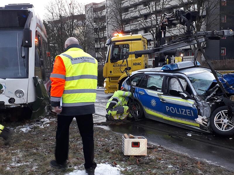 Streifenwagen kollidiert mit Stra&szlig;enbahn