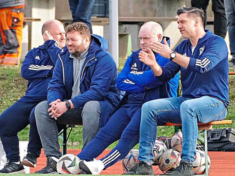 TSV-Sportleiter Christian Holzmann (Zweiter von links) st&auml;rkt seinen Trainern Achim Engel (rechts) und Marcel Pavel (Zweiter von rechts) trotz der sportlichen Krise den R&uuml;cken.