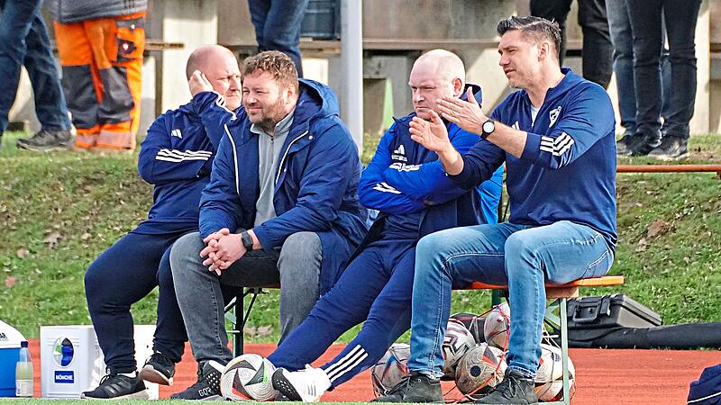 TSV-Sportleiter Christian Holzmann (Zweiter von links) stärkt seinen Trainern Achim Engel (rechts) und Marcel Pavel (Zweiter von rechts) trotz der sportlichen Krise den Rücken. TSV-Sportleiter Christian Holzmann (Zweiter von links) stärkt seinen Trainern Achim Engel (rechts) und Marcel Pavel (Zweiter von rechts) trotz der sportlichen Krise den Rücken.