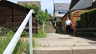 Treppen oben, Treppen unten und links ein Weg, der für den Rollator nicht mehr geeignet ist – so stellt sich die Situation für Hans-Jürgen Wohlfahrt dar.