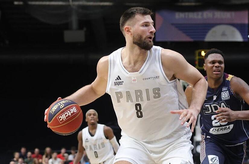Leon Kratzer steht in der Regeln in der ersten Fünf bei Paris Basketball, das mit aller Macht in die Euroleague strebt.