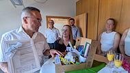 Mit einer Aktenbox voller Erinnerungen hat sich die Belegschaft der Verwaltungsgemeinschaft Bad Brückenau von Lothar Ziegler verabschiedet. Die Laudatio heilt die Personalratsvorsitzende Laura Reith.