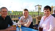 Jacob Schramm (Mitte) beim Biergartenbesuch mit seinen Eltern. Der Skiprofi erholt sich im heimatlichen Frankenwald von einer erneuten Knieoperation. Jacob Schramm (Mitte) beim Biergartenbesuch mit seinen Eltern. Der Skiprofi erholt sich im heimatlichen Frankenwald von einer erneuten Knieoperation.