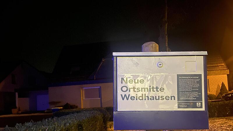 Vor dem Weidhäuser Feuerwehrhaus steht ein Briefkasten, in den die Einwohner die ausgefüllten Fragebögen zur Erneuerung der Ortsmitte einwerfen können.