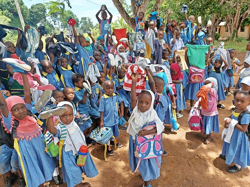 Im Kiparang&rsquo;anda Kindergarten freuen sich die Kinder &uuml;ber neue Schuhe, Schulmaterial und Kleidung.