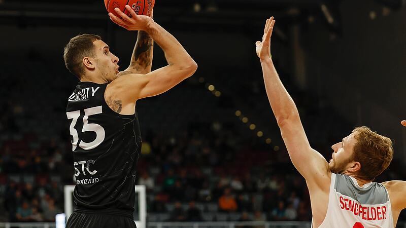 Marko Filipovity (li.) ist mit 13,1 Punkten im Schnitt bester Korbsch&uuml;tze der Chemnitzer. Hier wirft der Ungar im Spiel des Fiba-Europe-Cups, das die Sachsen in der Brose-Arena Anfang November mit 84:68 gewannen, &uuml;ber den Bamberger Kapit&auml;n Christi...