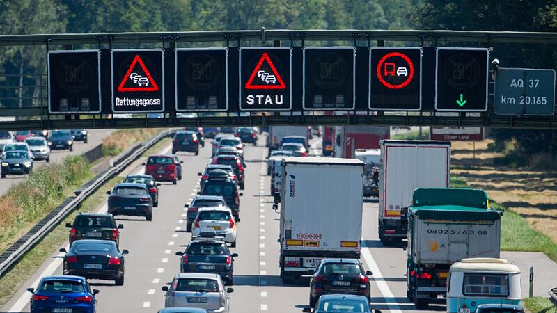Stau auf der A8