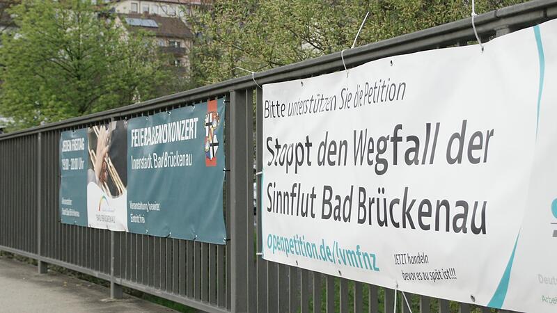 Mit freundlicher Genehmigung der Stadt hängt an der Umgehungsstraße ein Banner zur Rettung der Sinnflut. Die Übergabe der Unterschriften dazu ist schwierig.