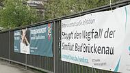 Mit freundlicher Genehmigung der Stadt h&auml;ngt an der Umgehungsstra&szlig;e ein Banner zur Rettung der Sinnflut. Die &Uuml;bergabe der Unterschriften dazu ist schwierig.