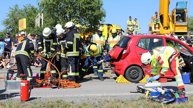 Während der Schauübung in Heßdorf wurde die Rettung  eingeklemmter Personen nach einem Verkehrsunfall gezeigt.