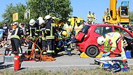 Während der Schauübung in Heßdorf wurde die Rettung  eingeklemmter Personen nach einem Verkehrsunfall gezeigt.