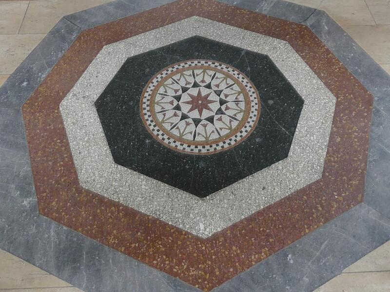 Der Terrazzofußboden im Innenraum der Kirche
