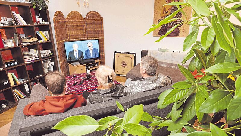 Sonntagabend in Deutschland: In vielen Wohnzimmern lief das TV-Duell.    Sonntagabend in Deutschland: In vielen Wohnzimmern lief das TV-Duell.   