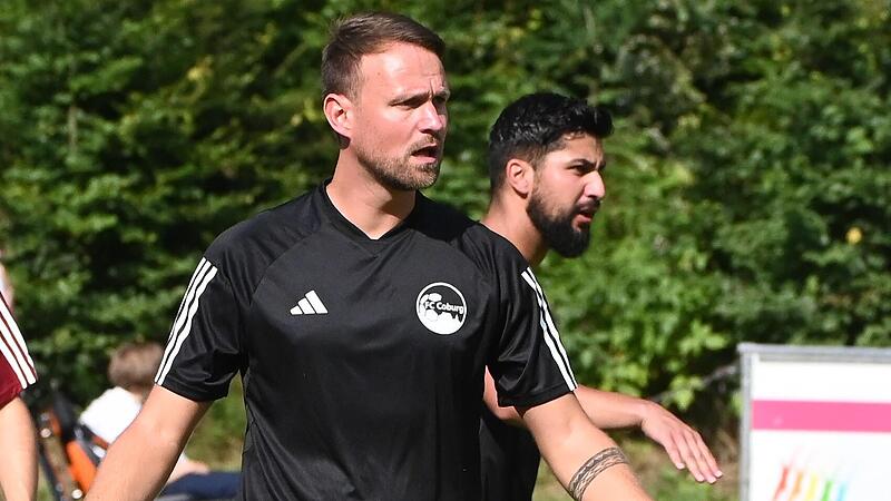 FCC-Trainer Calle Schiebel (links, im Hintergrund Co-Trainer Ertan Sener) war vor allem mit der zweiten Halbzeit gegen die DJK Bamberg zufrieden.