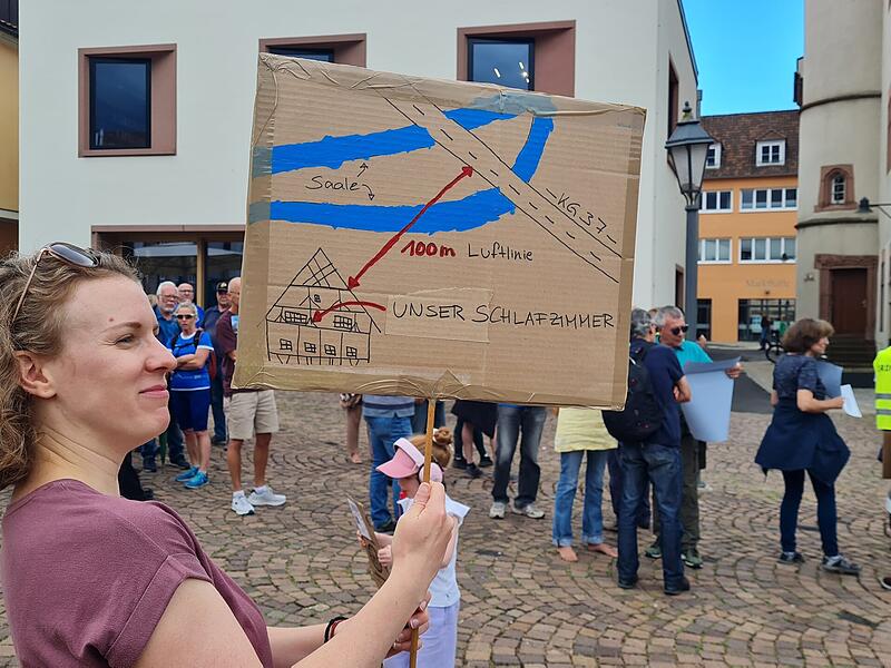 Demo am Marktplatz Hammelburg gegen Gewerbepark Saaletal IVDemo am Marktplatz Hammelburg gegen Gewerbepark Saaletal IV Über 100 Westheimerinnen und Westheimer demonstrierten in Hammelburg gegen das geplante Gewerbegebiet.