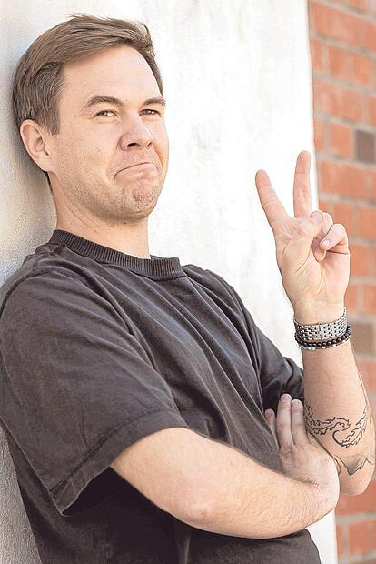 Was f&uuml;r ein Jahr: der S&auml;nger Oimara kurz vor einem Konzert im Schlachthof in M&uuml;nchen.