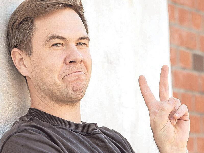 Was f&uuml;r ein Jahr: der S&auml;nger Oimara kurz vor einem Konzert im Schlachthof in M&uuml;nchen.