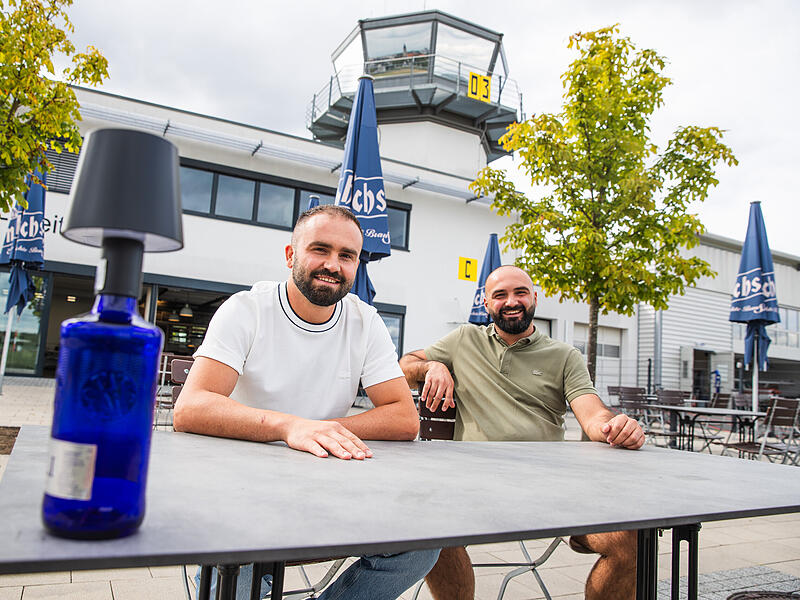 „Pizzeria & Ristorante Aurélio“ Arsen (links) und Aurel Jolla betreiben das neue Restaurant „Pizzeria & Ristorante Aurélio“ am Flugplatz in der Zeppelinstraße.