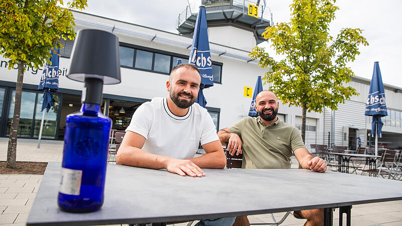 Arsen (links) und Aurel Jolla betreiben das neue Restaurant &bdquo;Pizzeria & Ristorante Aur&eacute;lio&ldquo; am Flugplatz in der Zeppelinstra&szlig;e.