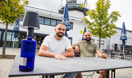 Arsen (links) und Aurel Jolla betreiben das neue Restaurant &bdquo;Pizzeria & Ristorante Aur&eacute;lio&ldquo; am Flugplatz in der Zeppelinstra&szlig;e.