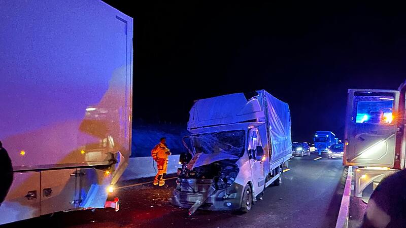 Ein Kleintransporter krachte auf der A3 auf das Heck eines Sattelzugs.