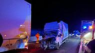 Ein Kleintransporter krachte auf der A3 auf das Heck eines Sattelzugs.