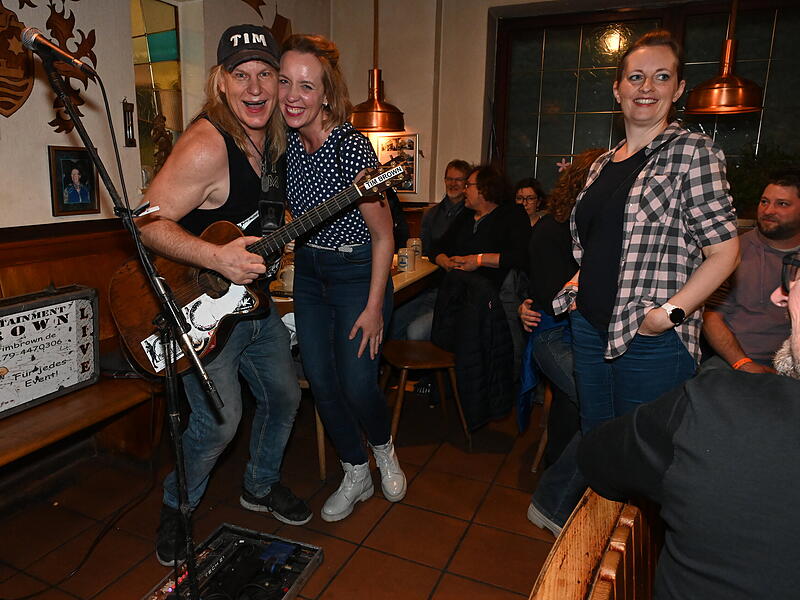 Kneipenfetzt Forchheim 2025: Die schönsten ImpressionenKneipenfetzt Forchheim 2025 - Bildergalerie Tim Brown in der Brauerei Neder | Das Kneipenfetzt Forchheim 2025 in Bildern