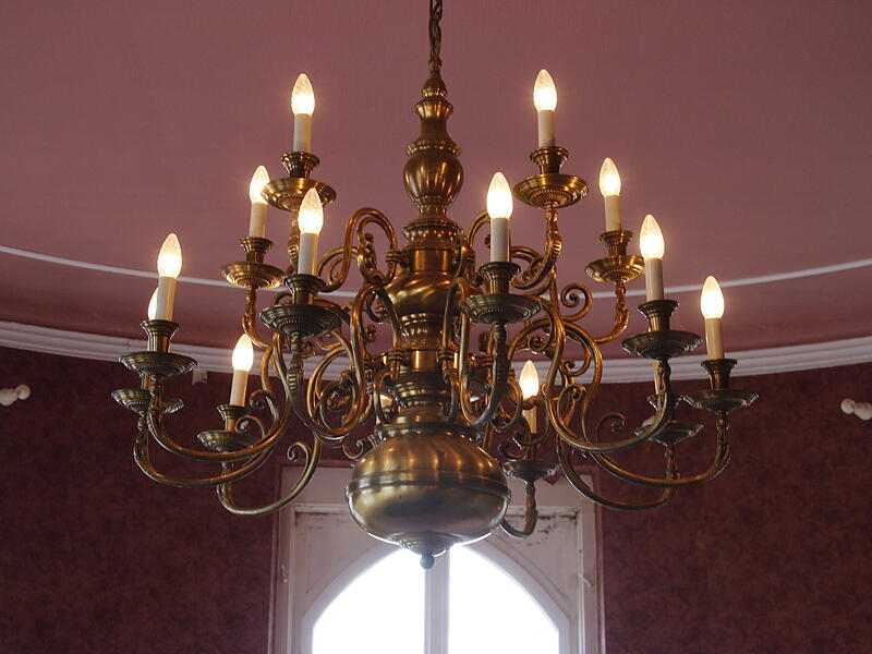 Kronleuchter mit neuen LED-Lampen im „Sissi“-SaalSchweizerhaus Café Kronleuchter mit neuen LED-Lampen im „Sissi“-Saal