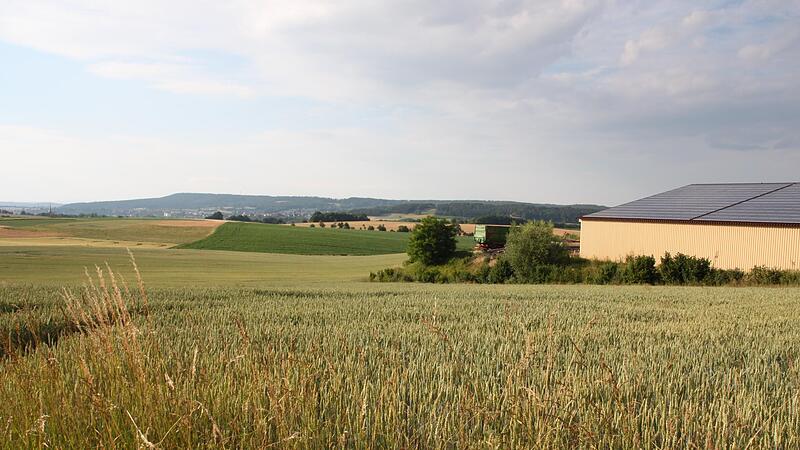In einer Senke neben seiner Biogasanlage (rechts) m&ouml;chte Jochen Leikeim einen Legehennenstall errichten. Der Bauausschuss lehnte das Vorhaben ab, weil die Pl&auml;ne keine Wasserversorgung und keine Wasserentsorgung vorsehen.