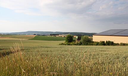 In einer Senke neben seiner Biogasanlage (rechts) möchte Jochen Leikeim einen Legehennenstall errichten. Der Bauausschuss lehnte das Vorhaben ab, weil die Pläne keine Wasserversorgung und keine Wasserentsorgung vorsehen. In einer Senke neben seiner Biogasanlage (rechts) möchte Jochen Leikeim einen Legehennenstall errichten. Der Bauausschuss lehnte das Vorhaben ab, weil die Pläne keine Wasserversorgung und keine Wasserentsorgung vorsehen.