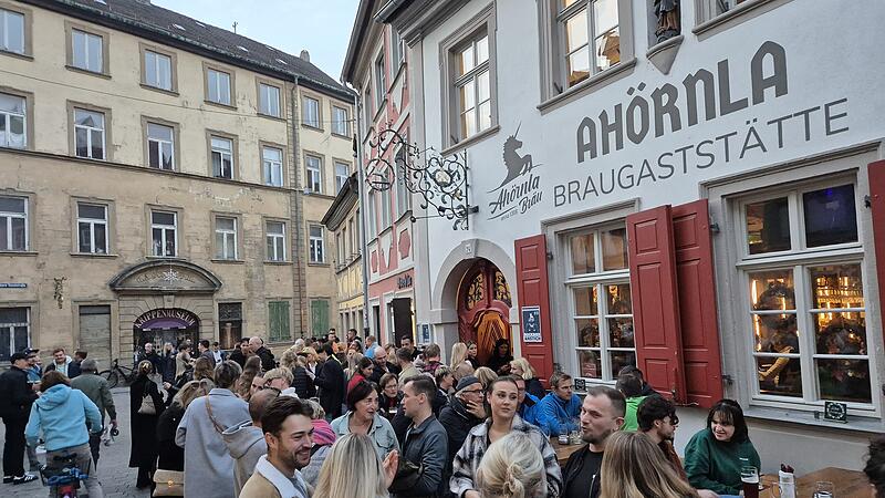 Der Bockbier-Anstich in der Bamberger Brauerei Ah&ouml;rnla lockte am Donnerstagabend viele Menschen in die Sandstra&szlig;e.