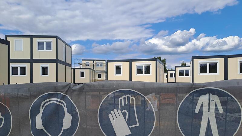 Umgeben von Gewerbebetrieben, entsteht auf diesem Grundstück am Moosanger im Osten von Haßfurt ein Container-„Dorf“ für bis zu 100 Geflüchtete.