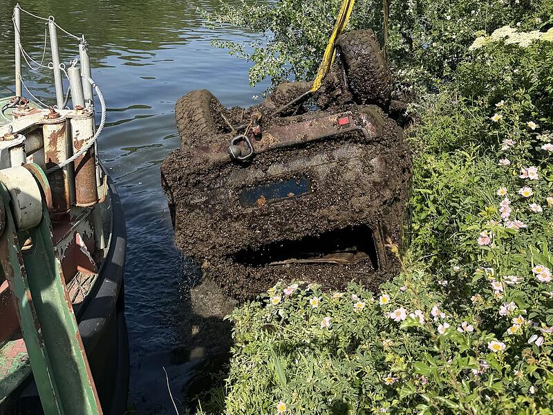 Ein gestohlenes Auto wurde in Forchheim nach zwei Jahrzehnten aus dem Main-Donau-Kanal geborgen.