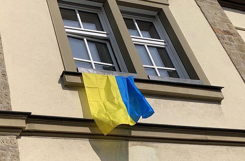 Als in Knetzgau die ersten Flüchtlinge aus der Ukraine ankamen, wurden sie mit ihrer Landesflagge am Rathaus begrüßt. Die Gemeinde stellt nach wie vor Unterkünfte für sie, zusätzlich wurden vom Landkreis Häuser für Asylbewerber angemietet.