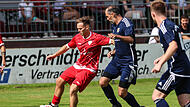 Im Mittelfeld versucht Steinbachs Bastian Renk (blau) das Aufbauspiel von Kronachs Spielertrainer  Alexander Kunz zu stören.