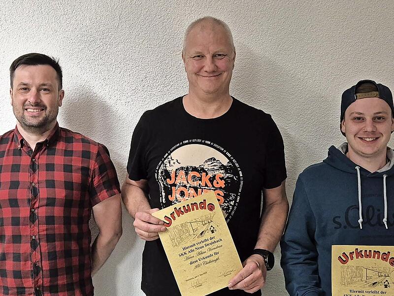 Ehrungen standen beim Stralsbacher SSK an. Unser Foto zeigt (von links) den Vorsitzenden Sebastian Schölzke, Achim Vorndran (30 Jahre Mitgliedschaft und 350 Einsätze) sowie Bastian Schreiner (100 Einsätze). Ehrungen standen beim Stralsbacher SSK an. Unser Foto zeigt (von links) den Vorsitzenden Sebastian Schölzke, Achim Vorndran (30 Jahre Mitgliedschaft und 350 Einsätze) sowie Bastian Schreiner (100 Einsätze).