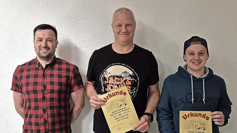 Ehrungen standen beim Stralsbacher SSK an. Unser Foto zeigt (von links) den Vorsitzenden Sebastian Schölzke, Achim Vorndran (30 Jahre Mitgliedschaft und 350 Einsätze) sowie Bastian Schreiner (100 Einsätze). Ehrungen standen beim Stralsbacher SSK an. Unser Foto zeigt (von links) den Vorsitzenden Sebastian Schölzke, Achim Vorndran (30 Jahre Mitgliedschaft und 350 Einsätze) sowie Bastian Schreiner (100 Einsätze).