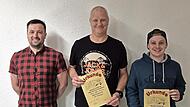 Ehrungen standen beim Stralsbacher SSK an. Unser Foto zeigt (von links) den Vorsitzenden Sebastian Sch&ouml;lzke, Achim Vorndran (30 Jahre Mitgliedschaft und 350 Eins&auml;tze) sowie Bastian Schreiner (100 Eins&auml;tze).