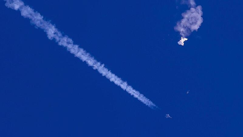 Der Ballon wurde von einer infrarotgesteuerten Luft-Luft-Rakete des Typs AIM-9X Sidewinder von einem F-22-Kampfflugzeug aus einer Höhe von 58.000 Fuß (etwa 17,7 km) in der Nähe von Myrtle Beach abgeschossen.