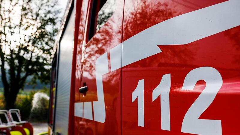 Ein Feuerwehrfahrzeug steht am Einsatzort (Symboldbild). Wegen vorsätzlicher Brandstiftung muss sich ein 21-Jähriger vor dem Landgericht Coburg verantworten.